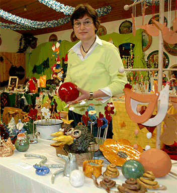Kerstin Ehler mit Keramik bei Osterbasar